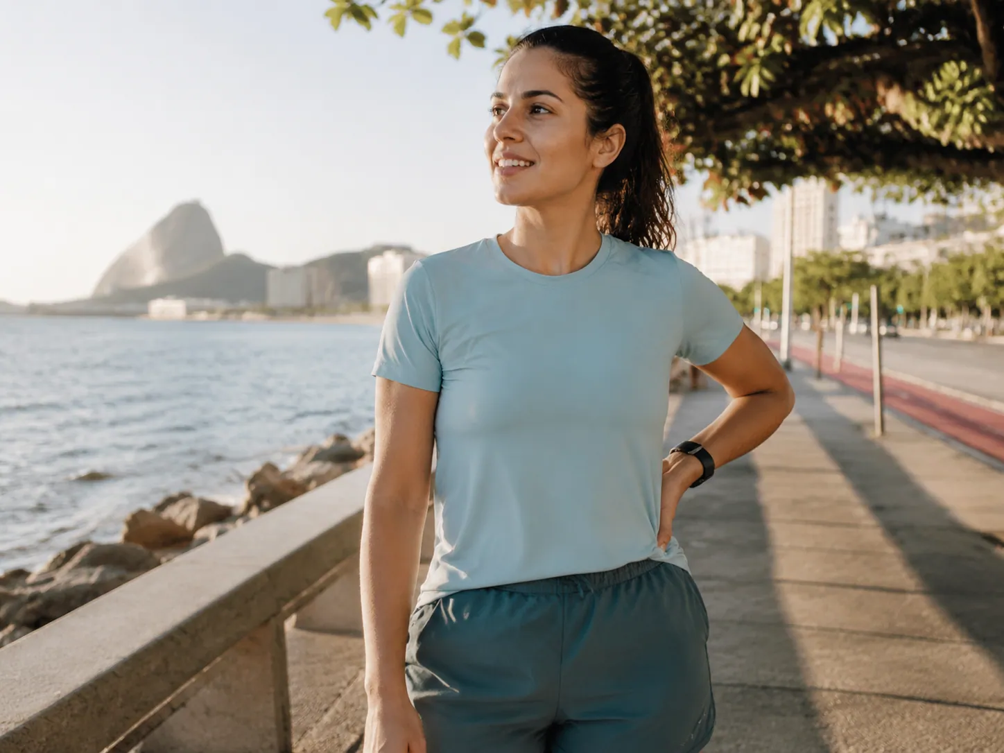 Jovem mulher após uma corrida leve à beira-mar